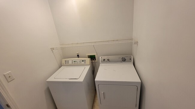 Building Photo - Welcome To An Adorable And Well-Maintained 3-Bedroom Home