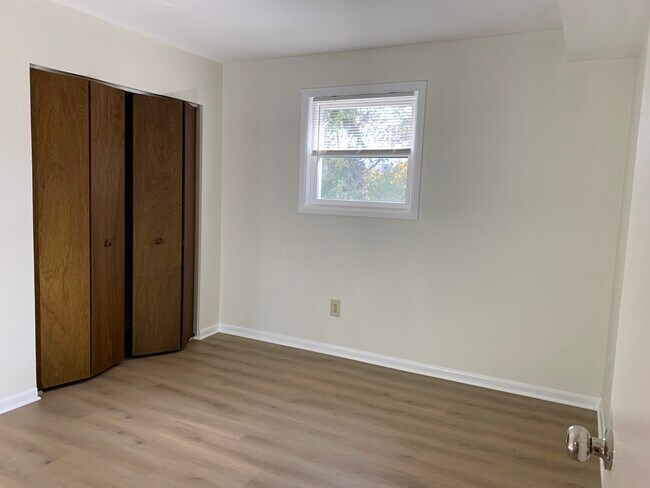 Building Photo - 11 Warren Lodge Ct