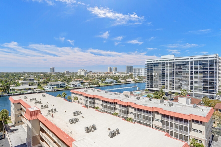 Building Photo - 3113 S Ocean Dr
