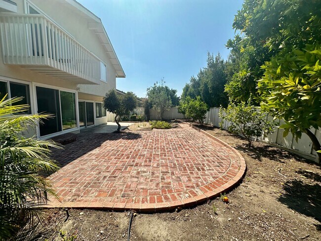 Building Photo - Welcome to this beautiful 4 bedroom home in the highly desirable "Port Streets" of Newport Beach