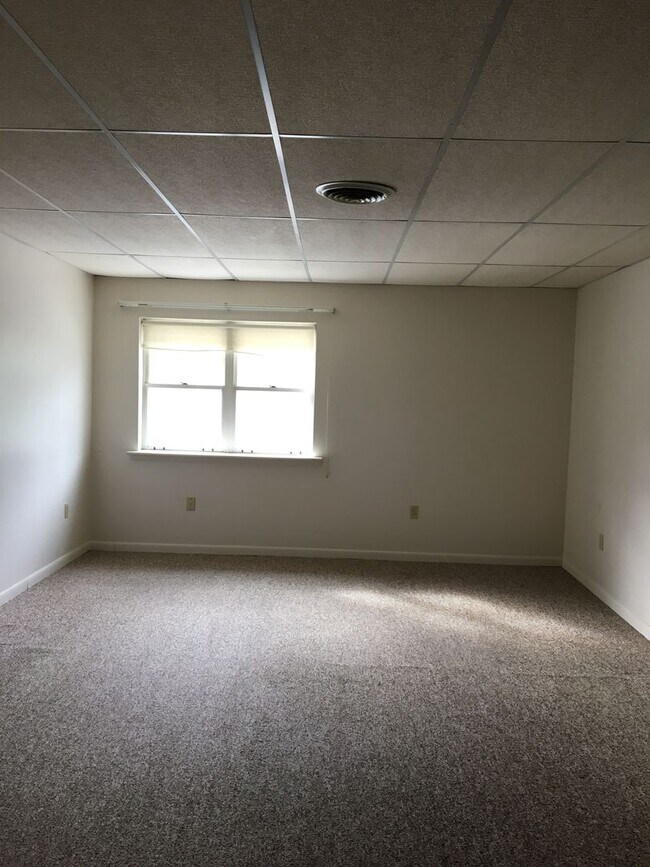 Building Photo - 613 W Broadway