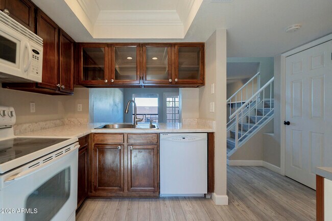 Building Photo - 815 E Grovers Ave