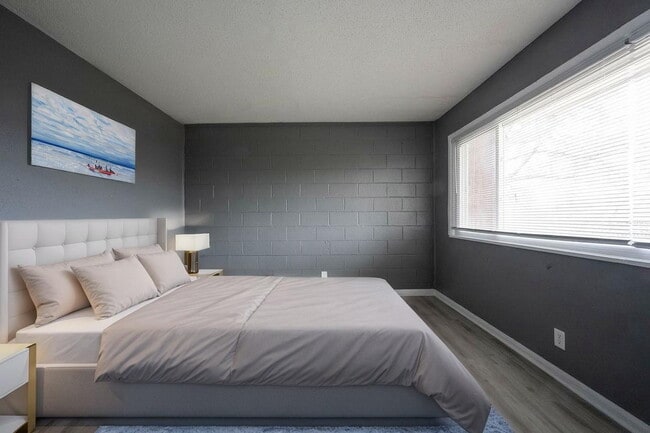 Building Photo - Cozy 2 Bedroom Apartment in Indianapolis with Spacious Layout and Convenient Location