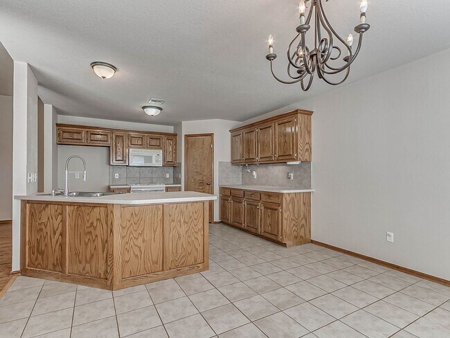 Building Photo - 4 Bed | 2 Bath | 2 Car Garage - Edmond Schools - North Hampton Addition