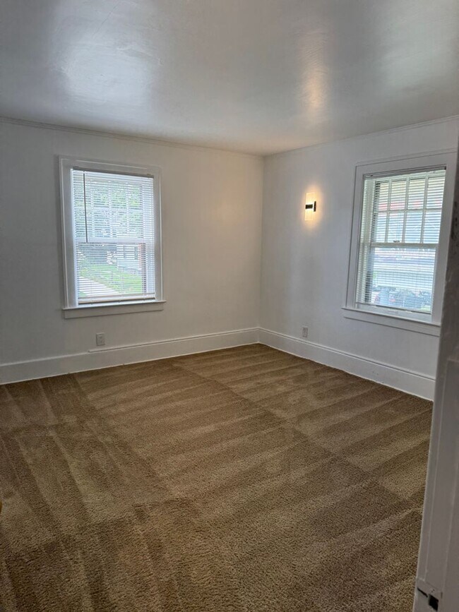 Building Photo - 845 E University Ave