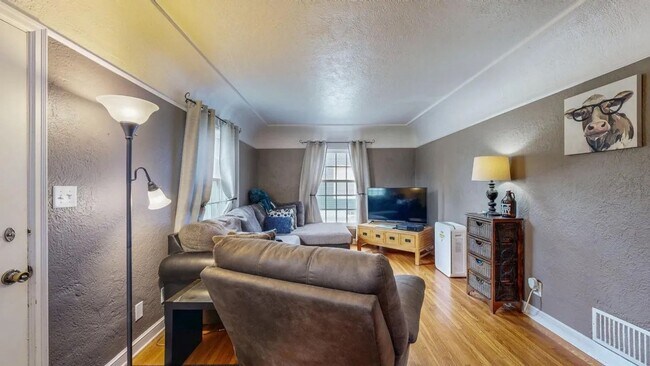Building Photo - Welcome to this charming 2-bedroom, 1-bath...