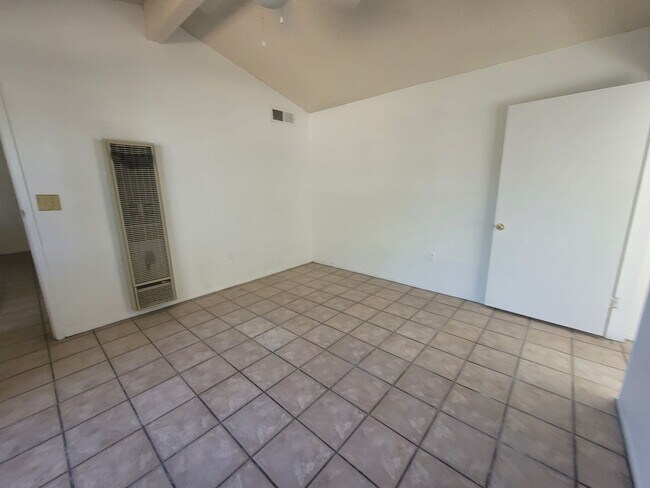 Building Photo - Ready to View!!