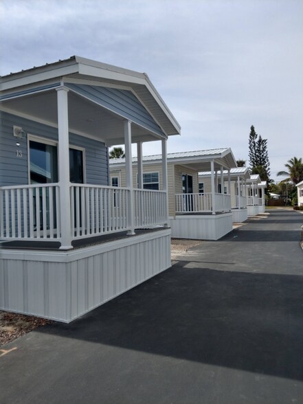 Building Photo - 2580 NE Indian River Dr