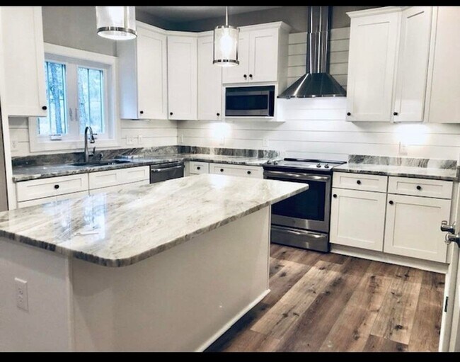 Building Photo - Stunning Home in Rose Hill! $1,000 October...