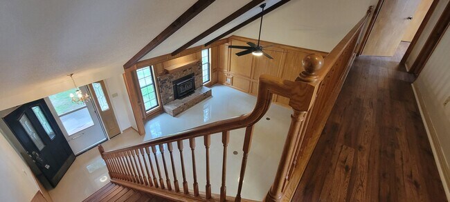Building Photo - Vaulted Ceiling, Huge Yard, Close to Town