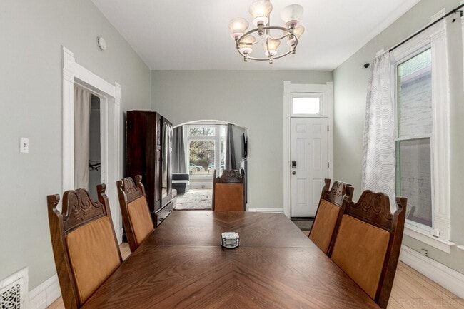 Building Photo - Lovely Victorian duplex for rent 2 bed / 1 bath