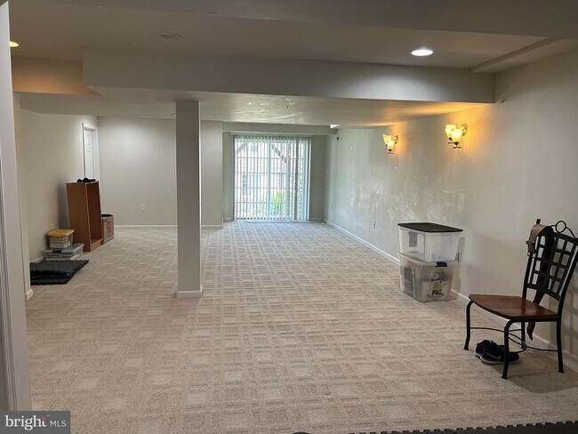 Building Photo - 2387 Dorchester St W