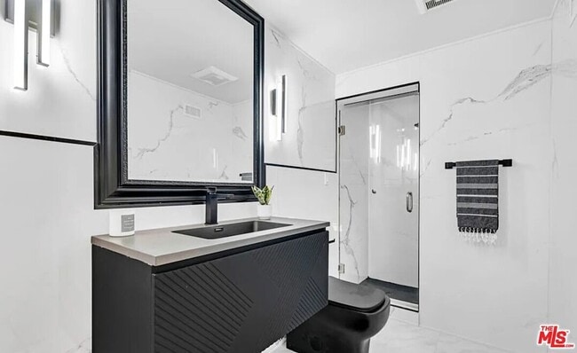 Building Photo - 418 N Bowling Green Way