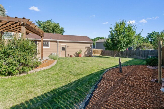 Building Photo - 4 bed, 2 bath, large yard available in Woo...