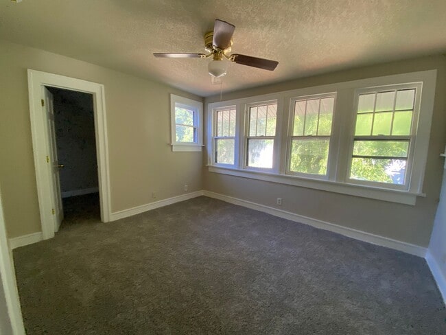 Building Photo - 4 Bedroom 2 Bathroom 2 Stall Detached Garage