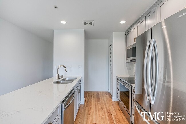 Building Photo - Top-Floor 2BD/2BA Condo w/ Stunning Park Views & Utilities Included