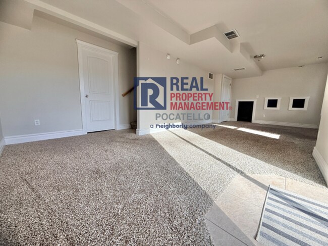 Building Photo - 3 bed 2.5 bath 2 car garage house - pets negotiable