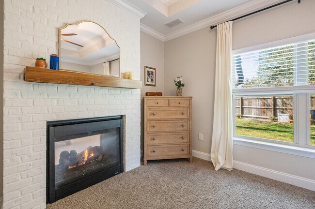 Building Photo - 903 Tadpole Ave