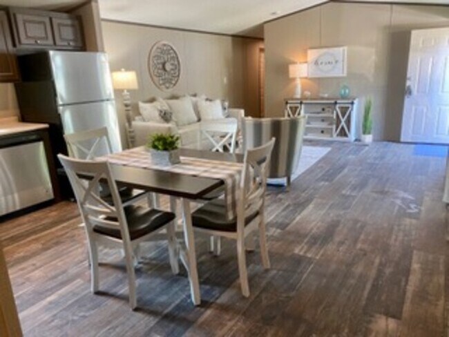 Building Photo - 101 Lone Pine Ln