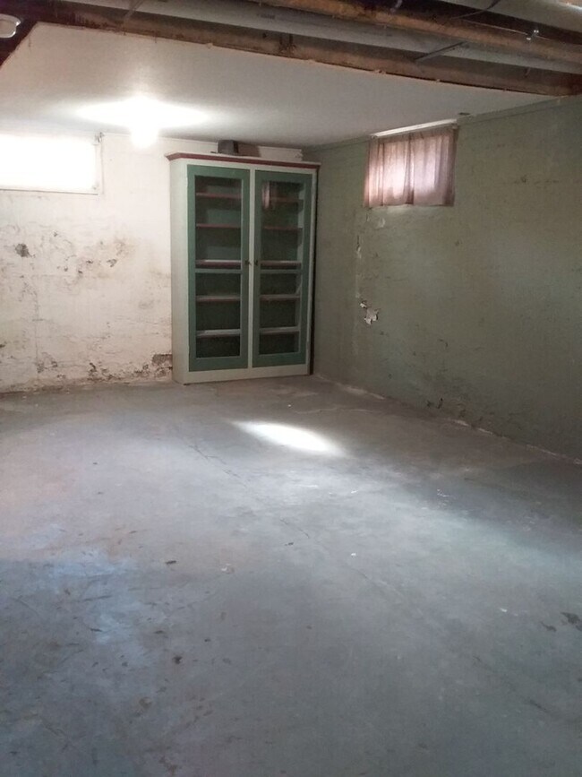 Building Photo - Completely remodeled 3 bed 2.5 bath single...