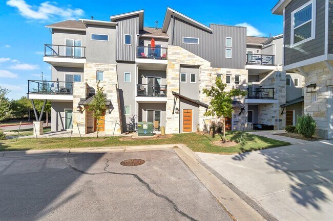 Building Photo - 7203 Bassett Ct