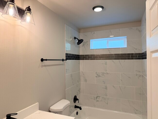 Building Photo - 4937 Sleater Kinney Rd NE