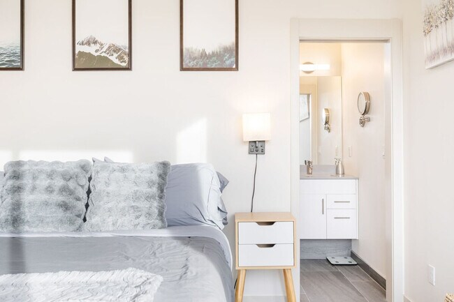 Building Photo - 3900 Leary Wy NW