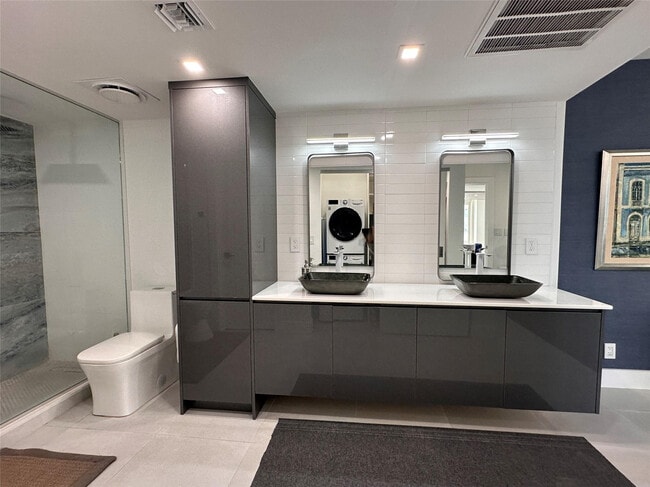 Building Photo - 209 N Fort Lauderdale Beach Blvd