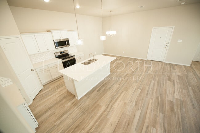 Building Photo - 3/2/2 Townhome near high school