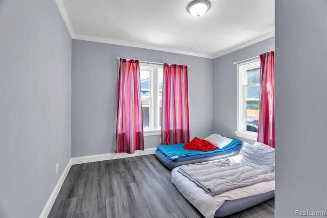 Building Photo - 3273 Cortland St