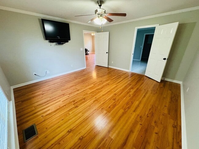 Building Photo - 449 Sanders Ln