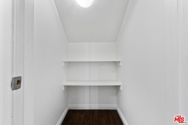 Building Photo - 1128 Irolo St