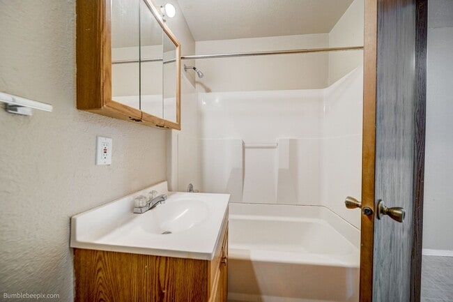 Building Photo - 104 N Colville Rd