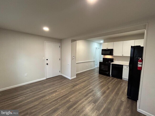 Building Photo - 566 E High St