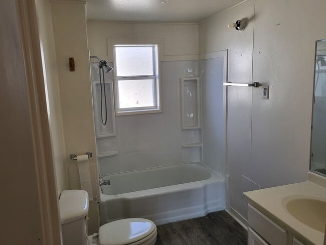 Building Photo - 821 S Avenue C