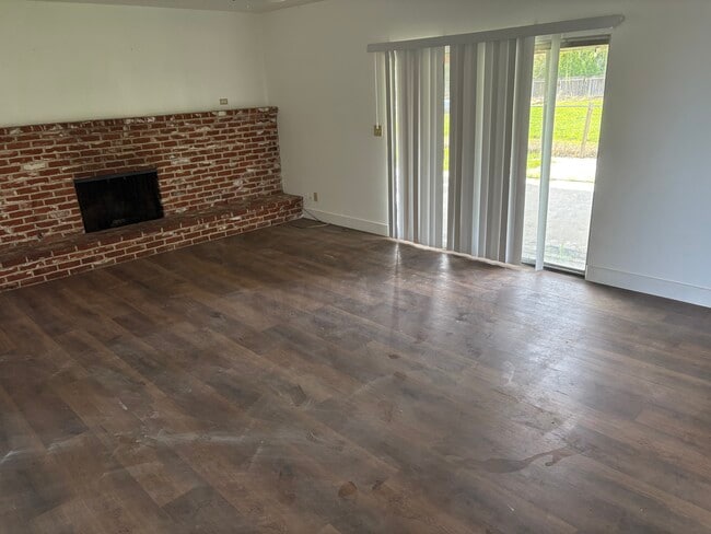 Building Photo - 801 N Akers St