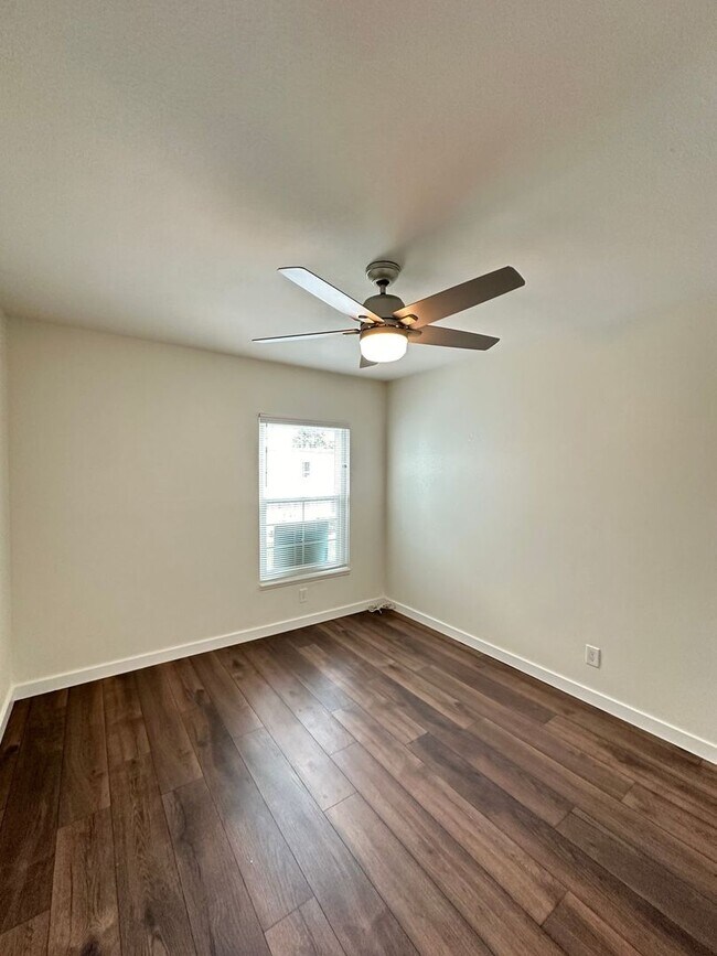 Building Photo - Anaheim 3 Bedroom 2.5 Bath Townhome - 1 Ca...