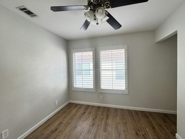 Building Photo - 4 Pastora