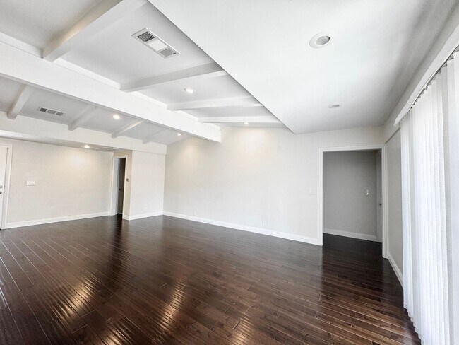 Building Photo - Beautiful 4 Bedroom 3.5 Bathroom Home in t...