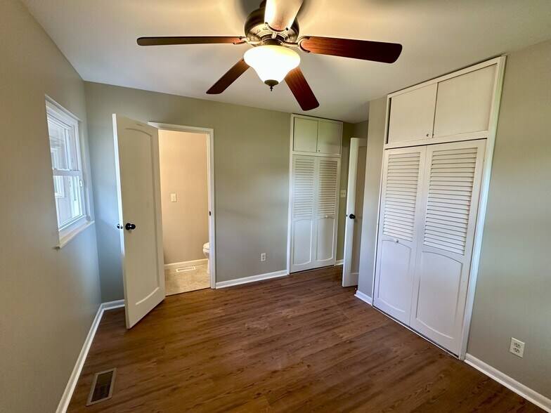 Building Photo - 227 Creekwood Dr