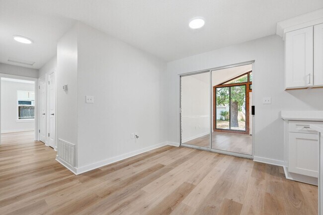 Building Photo - All Brick Home & Large Yard in Niceville!