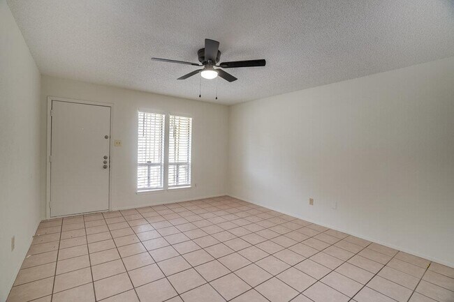 Building Photo - 10310 Little Pebble Dr
