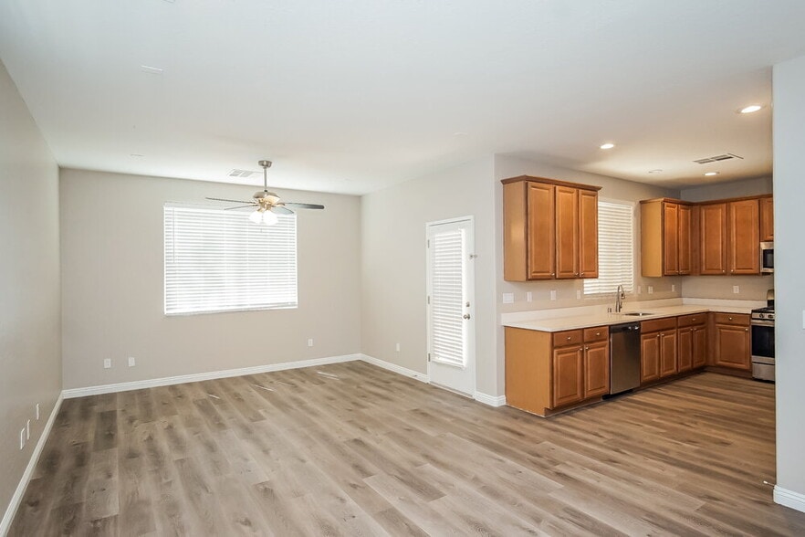 Building Photo - 10563 La Campana St
