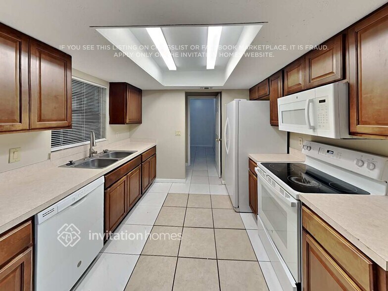 Building Photo - 2117 E Parkton Dr