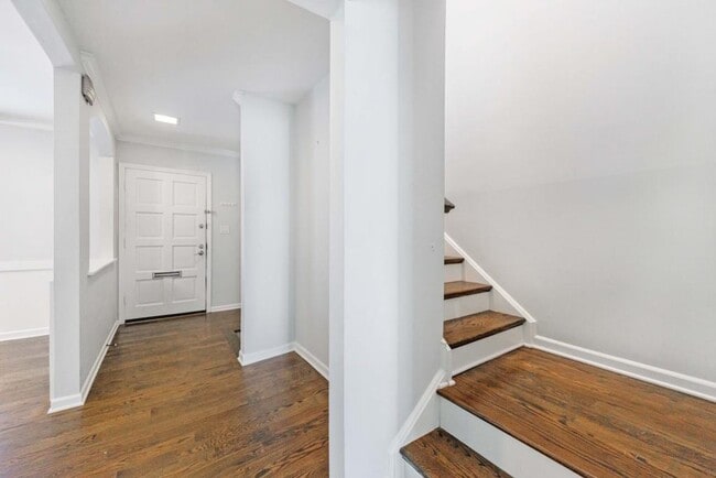 Building Photo - 13 Ivy Square Northeast