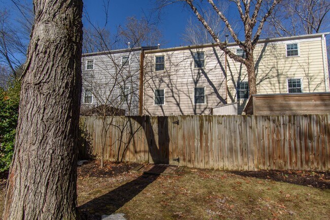 Building Photo - Charming 3 Bed 3.5 Bath Townhome