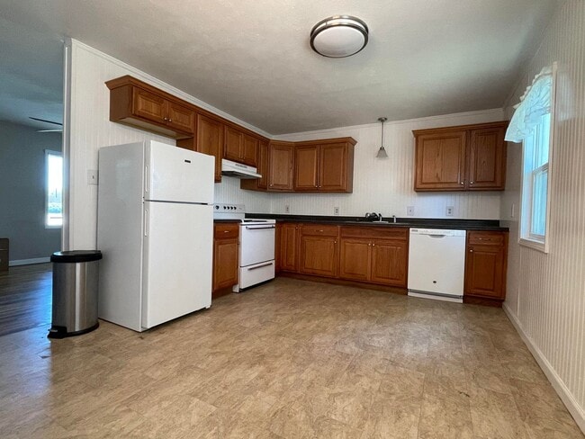 Building Photo - Great Location, Clean 2 bedroom