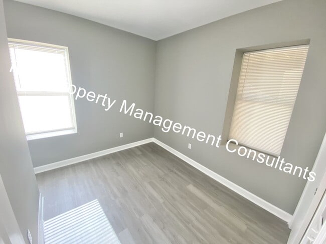 Building Photo - Renovated 3-Bedroom Home! Deposit Free Living Available via Obligo