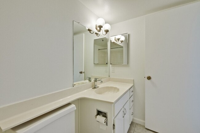Building Photo - Beautifully Remodeled 3BR 2.5BA Townhouse in Great Community in Mountain View