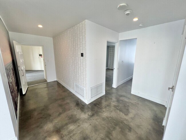 Building Photo - Private 16th-Floor Oceanview Residence with Belmont Pier Views